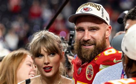 Taylor Swift in bikini as Travis Kelce caresses her in sexiest。